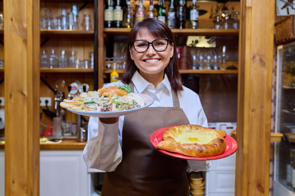 Une serveuse qui sert des plats italien